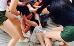 Nghi chồng ngoại tình, vợ nhờ người ập vào nhà nghỉ đánh ghen