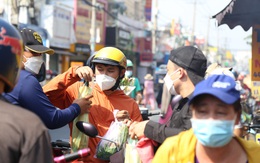 'Phố cá lóc nướng' ở Sài Gòn tấp nập ngày vía Thần Tài
