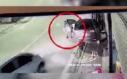 Người đàn ông bị ô tô phía sau tông gục khi vừa mở cửa xe, cảnh tượng hết sức thương tâm