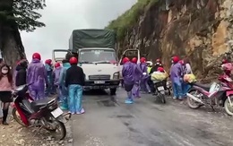 'Nóng mắt' với hình ảnh nhóm phượt đánh tài xế, độ pô gầm rú trên đường