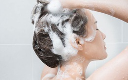 5 điều nhất định phải làm đúng khi gội đầu để hạn chế tối đa rụng tóc