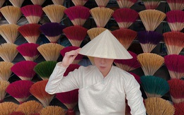 Câu nói của bà bán hương ở Huế khiến chàng trai nán lại, chuyện phía sau còn cảm động hơn