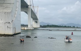 Dừng tìm kiếm thi thể người tự tử để can ngăn 1 cô gái định nhảy cầu