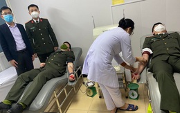 4 chiến sĩ Công an Hà Tĩnh hiến máu cứu bệnh nhân qua cơn nguy kịch