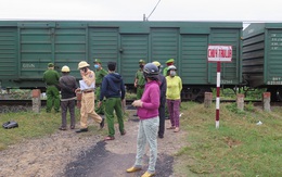 Qua đường sắt, người đàn ông bị tàu hỏa kéo lê hơn 100m