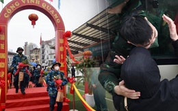 Hà Nội: Tân binh mắt đỏ hoe, bịn rịn chia tay người thân trong ngày lên đường nhập ngũ