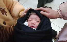 Bé trai nặng 4 kg, khoảng 10 ngày tuổi bị bỏ rơi trước cổng trường học