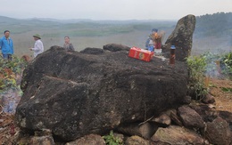Phiến đá hình rùa trên đỉnh núi và huyền tích đầu rùa chỉ hướng sinh người tài