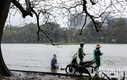 Mưa rét buốt ở Hà Nội, cần thủ vẫn dầm mình ở hồ Gươm