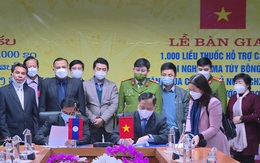 Bàn giao 1.000 liều thuốc hỗ trợ cắt cơn cai nghiện ma túy cho nước Lào