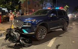 Ô tô 7 chỗ "càn quét" nhiều xe máy dừng đèn đỏ, 5 người bị thương