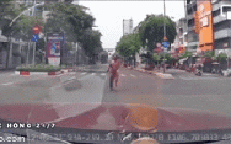 Người phụ nữ lao sầm vào đầu ô tô rồi vội xin tha lỗi, lý do gây bức xúc