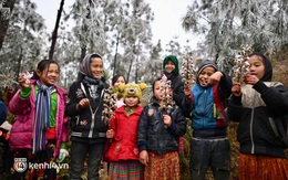 Ảnh: Nụ cười trong veo của những đứa trẻ vùng cao nguyên đá khi thoả thích nô đùa với cảnh vật đóng băng
