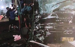 Xe khách giường nằm tông nhau kinh hoàng, hơn 10 người bị thương