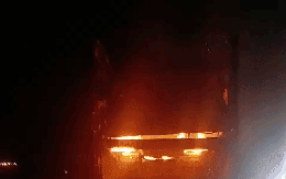 Cháy xe đầu kéo trên cao tốc khiến nhiều ô tô bị thiêu rụi-Mercedes tiền tỷ cũng trơ khung