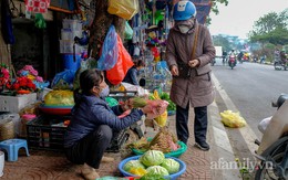 Người Hà Nội đổ xô ra chợ mua gừng, sả về xông, ra hiệu thuốc mua KIT test, vitamin về dự phòng, sẵn sàng cách ly tại nhà nếu không may thành F0