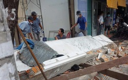 Tảng bê tông bất ngờ đổ sập, 2 người đang ngồi trước cửa nhà bị thương vong