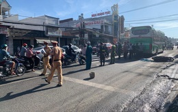 Đồng Nai: Bé gái 4 tuổi bị xe khách cán tử vong, mẹ ôm con khóc đến ngất lịm giữa đường