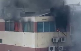 3 người mắc kẹt trong đám cháy nhà cao tầng tại khu phố Tây Sài Gòn