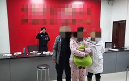 Đêm giao thừa, bé gái đến đồn cảnh sát đòi đổi bố mẹ, nguyên do khiến nhiều người suy ngẫm