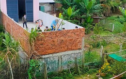 Bị đuổi đánh, nam thanh niên rơi từ bức tường cao 5 m