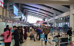 Khách đi máy bay “choáng váng” vì giá vé quá cao