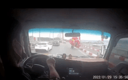 Ấm lòng xe tải che chắn gió cho người bán bóng bay đi qua cầu