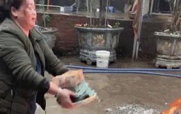 Xôn xao clip người phụ nữ bưng khay tiền toàn 200k, 500k trị giá cả tỷ đồng đi hơ lửa ngày đầu năm mới