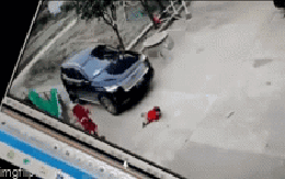 Kinh hoàng em bé bị ô tô cán qua người thương tâm, mẹ hoảng loạn ôm con, gào thét đập cửa