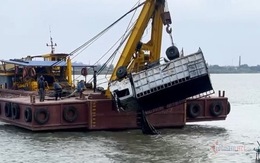 Chờ phà, xe tải trôi xuống sông, phụ xe không thoát kịp tử vong
