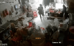 Nữ tài xế nhầm chân ga lùi thẳng vào quán tạp hóa, một bé trai và người phụ nữ bị "nuốt trọn" vào gầm