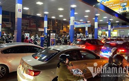 Tiền đổ xăng tăng vọt, dân đi xe “méo mặt”