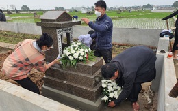 Hàng xóm chung tay xây mộ cho cháu bé 3 tuổi bị đóng đinh vào đầu