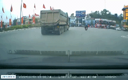 Sợ hãi cảnh ô tô đầu kéo "nuốt gọn" xe máy trong gầm khiến người phụ nữ tử vong