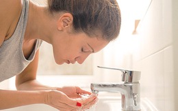 Rửa mặt bằng nước nóng hại da như thế nào?