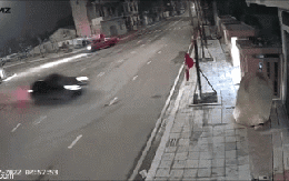 Xe Porsche tông sập vào nhà dân: Clip bắt trọn phút kinh hoàng, để lại hậu quả đáng tiếc