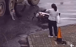 Ngã dưới bánh xe bồn, nam thanh niên thoát chết kì diệu nhờ cú lăn người không sai một li