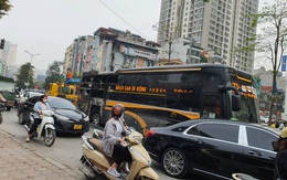 Hà Nội: Ô tô "khách sạn di động" bất ngờ bốc cháy khi gần đến bến