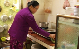 Chồng ôm tro cốt vợ đi biệt tích để lại 2 con trong phòng trọ khóa trái