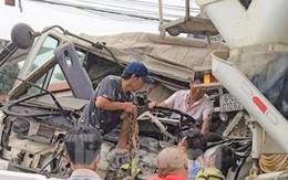 Cabin xe đầu kéo bị tông nát, tài xế bị thương nặng được giải cứu ra ngoài