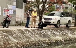 Tên cướp đang bơi qua hồ thoát thân, gặp ngay CSGT chặn đầu