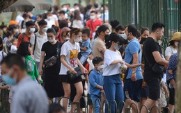 Ảnh: Hàng nghìn người dân đổ về công viên Thủ Lệ vui chơi ngày cuối tuần, trẻ em chen chân cho thú ăn