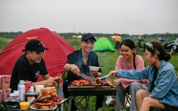 Dân Hà Nội cắm trại ven sông trở lại sau những ngày tránh dịch
