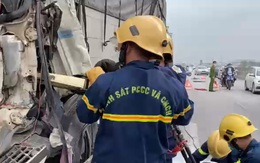 Dùng máy cắt phá cabin xe tải đưa thi thể tài xế ra ngoài