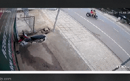 Xe máy tông bay 3 mẹ con với tốc độ "xé gió", bé gái hoảng sợ đứng nhìn mẹ nằm bất động