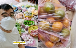 Xúc động cảnh mẹ gửi thùng đồ ăn "tiếp tế" cho con trai trên Sài Gòn: "Trời ơi! Sợ con không có gì ăn, có chút xíu à"!