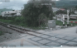 Nam thanh niên băng qua đường sắt bị tàu hỏa tông tử vong: Camera ghi lại khoảnh khắc ám ảnh