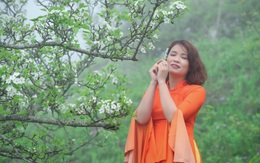 NTK Hoàng Ly khoe vẻ đẹp áo dài ở vườn hoa lê Tuyên Quang
