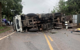 Xe tải lật ngang quốc lộ, 1 người đang dắt chó tử vong tại chỗ
