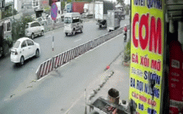 Người đàn ông thoát chết thần kì dưới bánh xe tải, camera ghi lại 10 giây thót tim